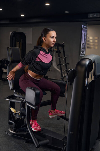 Концентрированная брюнетка женщина с профессиональной тренировкой