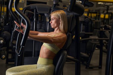 Kollarını kaldıran genç sporcunun profil fotoğrafı.