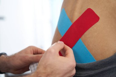 Afrikalı kadın rehabilitasyon ve sırt tedavisi görüyor.