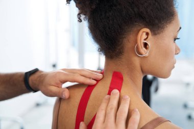 Yetişkin bir kadın rehabilitasyon ve boyun tedavisi görüyor.