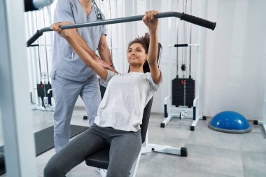 İnce kadın spor salonunda aktif olarak antrenman yapıyor.