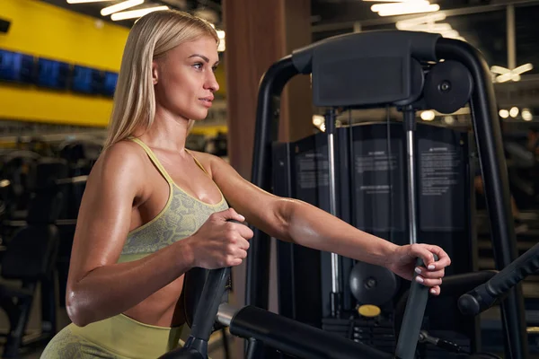 Treinamento de desportista profissional na classe de fitness moderna — Fotografia de Stock