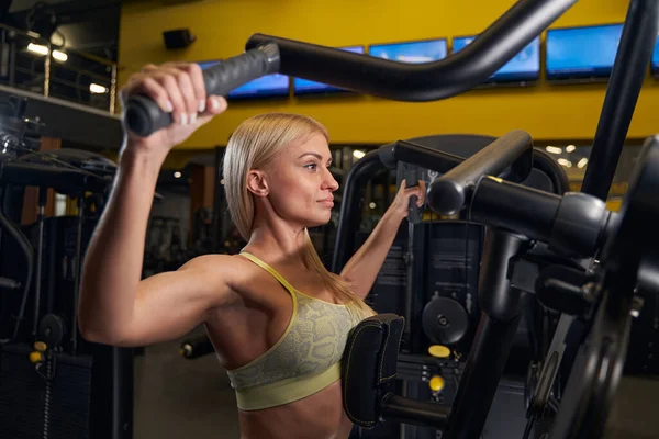 Spor salonunda çalışan sarışın kadını yakından çek. — Stok fotoğraf