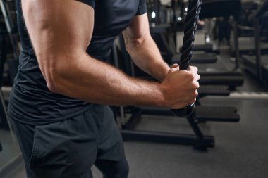 Spor yapan genç sporcuya yaklaş.