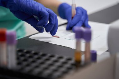 Laboratuvarda testler yapan profesyonel bir doktor.