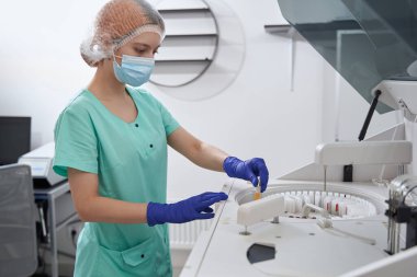 Laboratuvarda doktorluk yapıyorum.