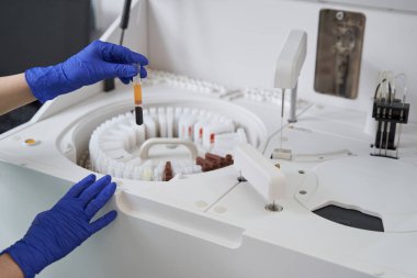 Laboratuvarda test yapan profesyonel doktor.