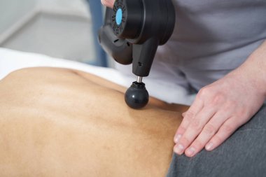 Kadın masaj seansı, hastanede rehabilitasyon.