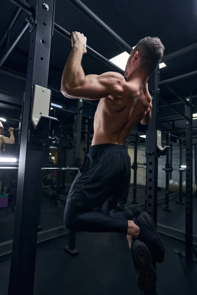 Jovem do sexo masculino que trabalha na construção muscular — Fotografia de Stock
