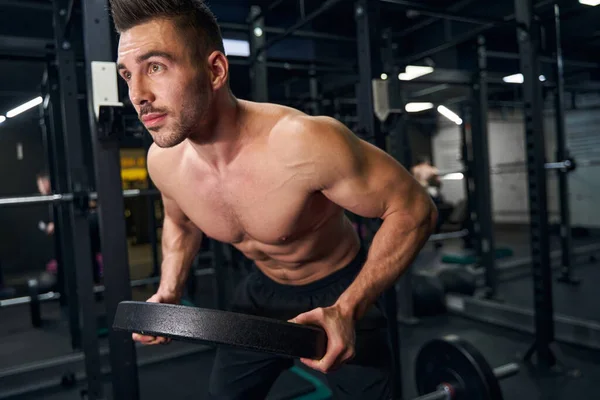 Forte pessoa masculina fazendo treinamento no ginásio — Fotografia de Stock