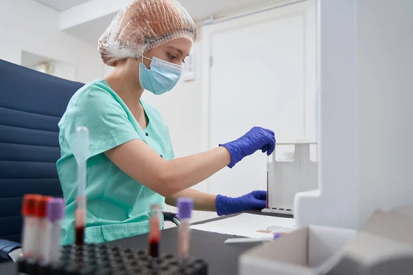 Assistente de laboratório em uniforme trabalhando no hospital — Fotografia de Stock