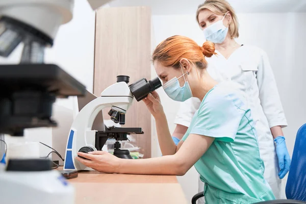 Ženy provádějící laboratorní výzkum v nemocnici — Stock fotografie
