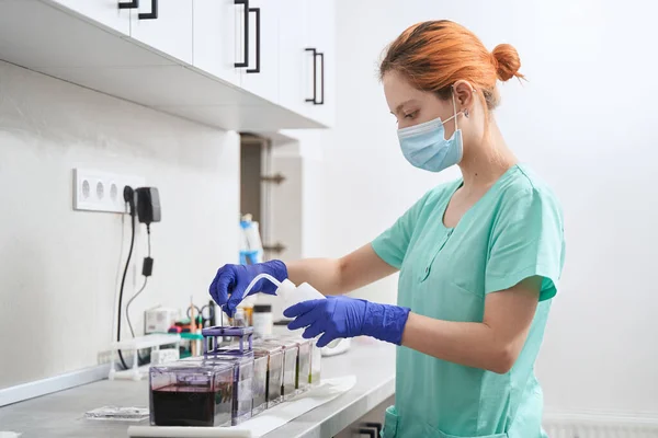 Doctor working with instruments in the laboratory — Stock Photo, Image