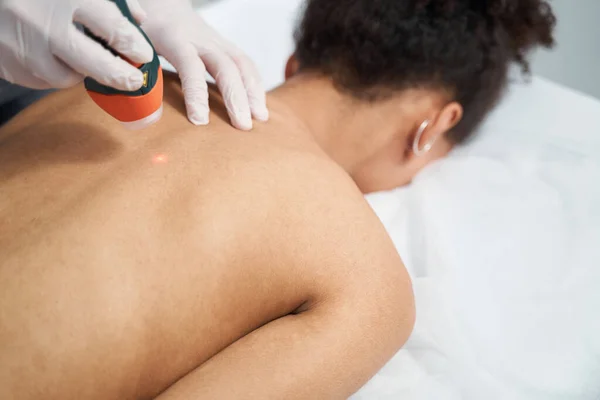 Detailní záběr na štíhlou dámu při masáži — Stock fotografie