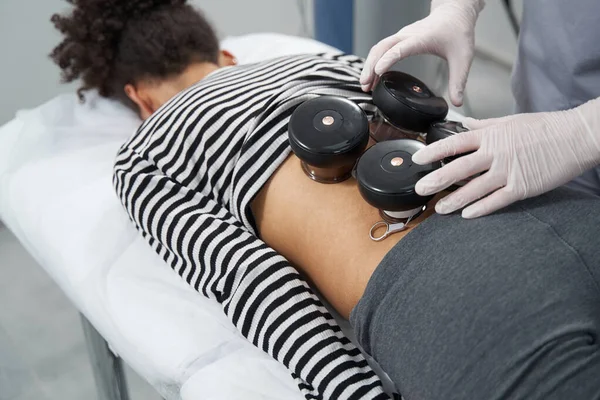 Señora adulta teniendo terapia de masaje en el salón — Foto de Stock