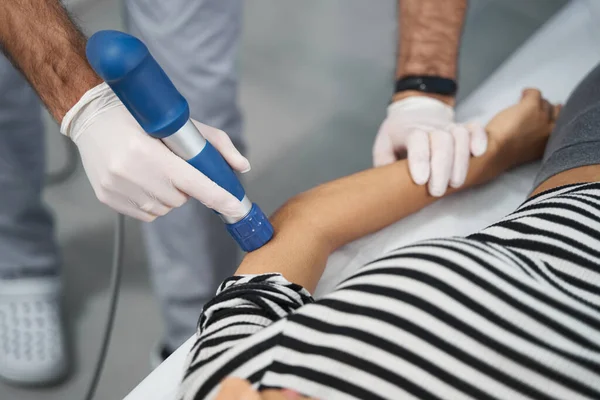 Foto de primer plano del médico profesional con el paciente — Foto de Stock