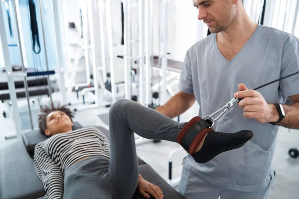 Mujer joven que tiene rehabilitación en el gimnasio — Foto de Stock