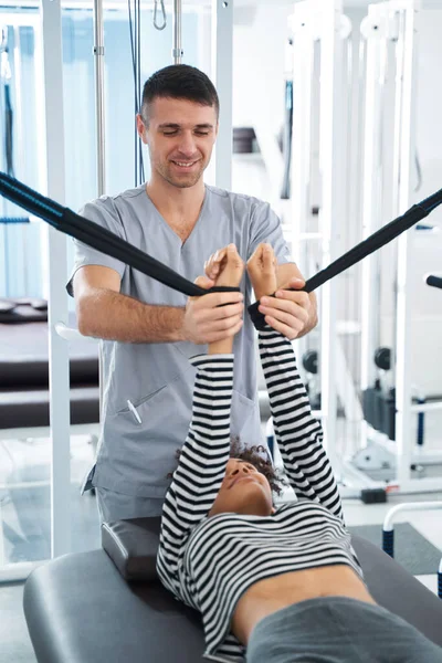Lady att ha rehabilitering med läkare i gymmet — Stockfoto