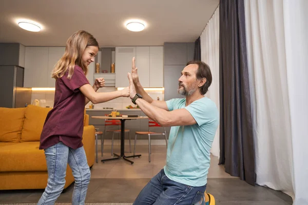 Chica está aprendiendo técnicas de autodefensa de las palmas del hombre adulto — Foto de Stock