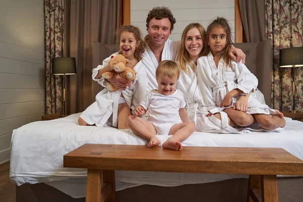 Мама, папа и дети отдыхают в отеле — стоковое фото