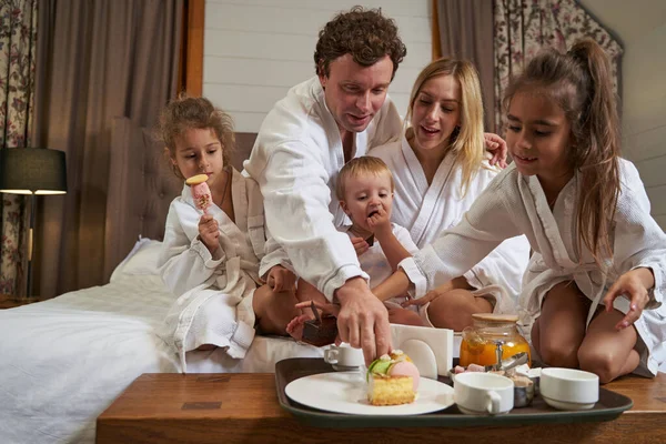 होटल में नाश्ता खाने वाले खुश परिवार — स्टॉक फ़ोटो, इमेज