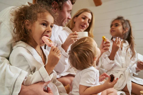 Junge Familie verbringt Zeit miteinander beim Essen — Stockfoto