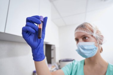 Tıp laboratuarında tıbbi araştırma yapan profesyonel bir doktor.