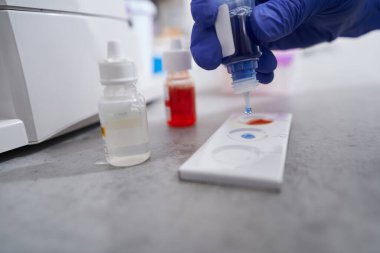 Doktorun laboratuarda test yaparken yakın plan fotoğrafı.