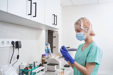 Doktor laboratuardaki mataralar hakkında notlar alıyor.