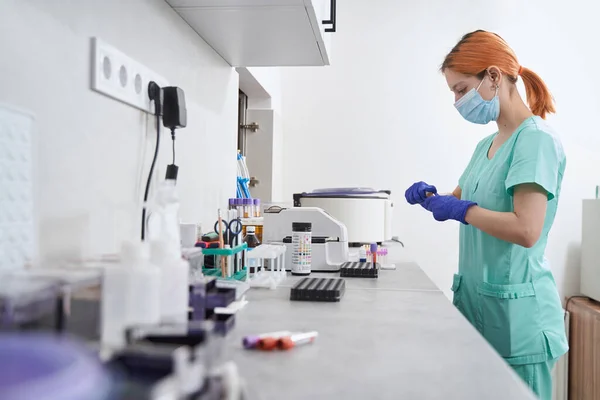 Médico que trabalha com equipamentos médicos no laboratório — Fotografia de Stock