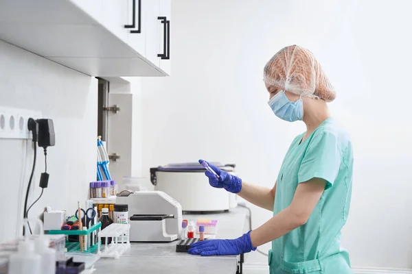 Dáma pracující s lékařským vybavením v laboratoři — Stock fotografie