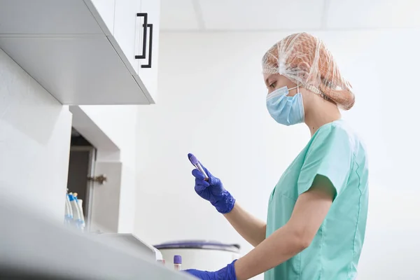 Mujer haciendo investigación médica en laboratorio médico —  Fotos de Stock