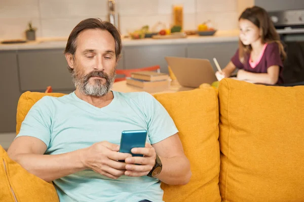 Ενηλίκων άνθρωπος χρησιμοποιεί smartphone στον καναπέ στο σαλόνι — Φωτογραφία Αρχείου