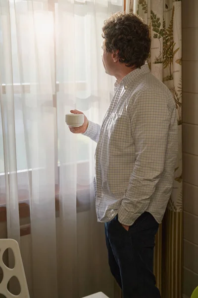Мужчина пьет чай утром перед работой — стоковое фото