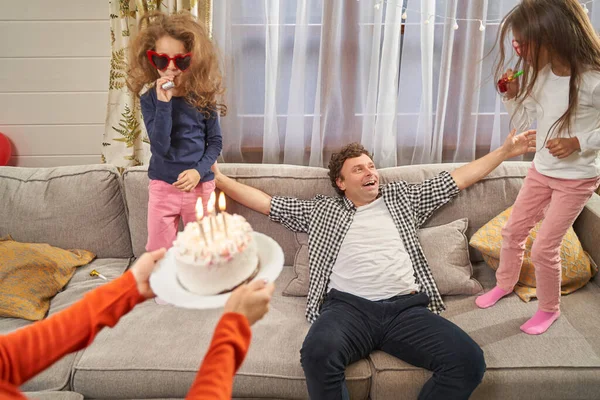 Familie feiert Geburtstag und hat Spaß mit Papa — Stockfoto