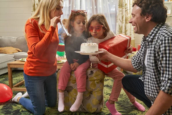 Glückliche Mädchen feiern Geburtstag mit ihren Eltern — Stockfoto