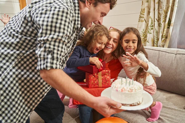 Mutter mit Töchtern und Mann feiert Geburtstag — Stockfoto