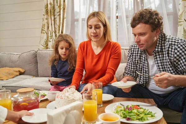 快乐家庭在家里吃饭的肖像 — 图库照片