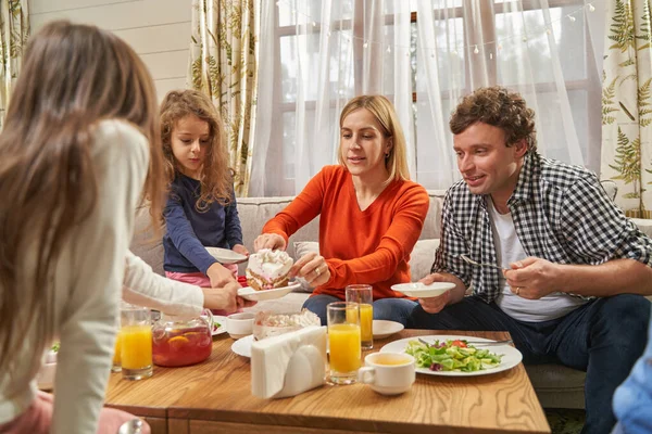 Ritratto di genitori con bambini che mangiano a casa — Foto Stock