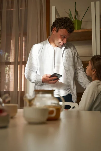 Pai falando com sua filha em casa — Fotografia de Stock