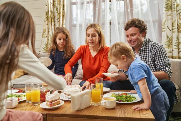 Aile portresi evde şenlikli akşam yemeği yiyor. — Stok fotoğraf