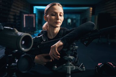 Nişancı atış dersinden sonra dinleniyor.