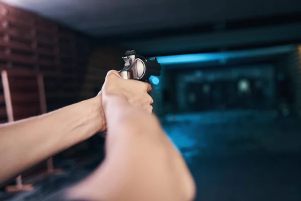 Hombre adulto apuntando su pistola a un objetivo —  Fotos de Stock