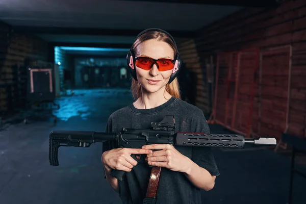 Gelassene Dame mit Gewehr und Zielfernrohr — Stockfoto
