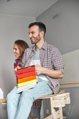 İki neşeli iş arkadaşı iş yerinde gülüyor.