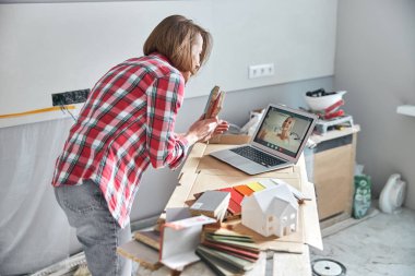 İnternette renk paletini tartışan iki kadın.