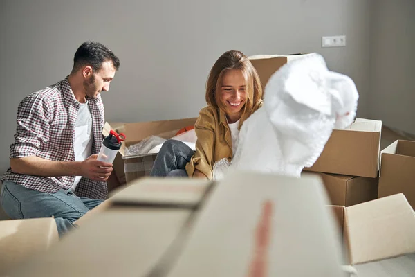 Young couple unpacking things in their new apartment — Stock Photo, Image