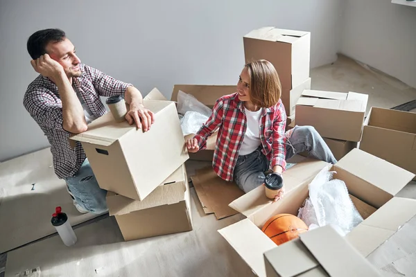 Couple having a coffee break on the floor — Stock Photo, Image