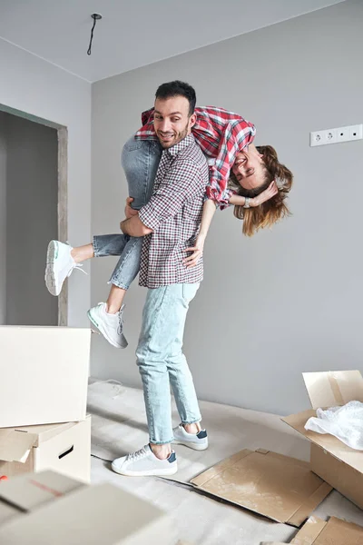 Mujer sonriente siendo llevada por su amado esposo —  Fotos de Stock