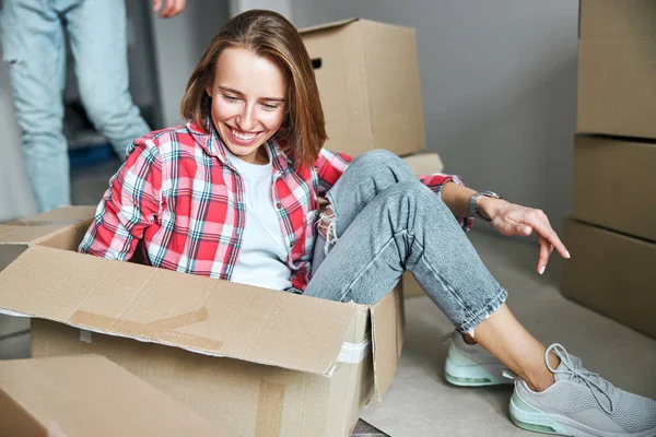 Happy female seated on the floor in her new apartment — Stock Photo, Image